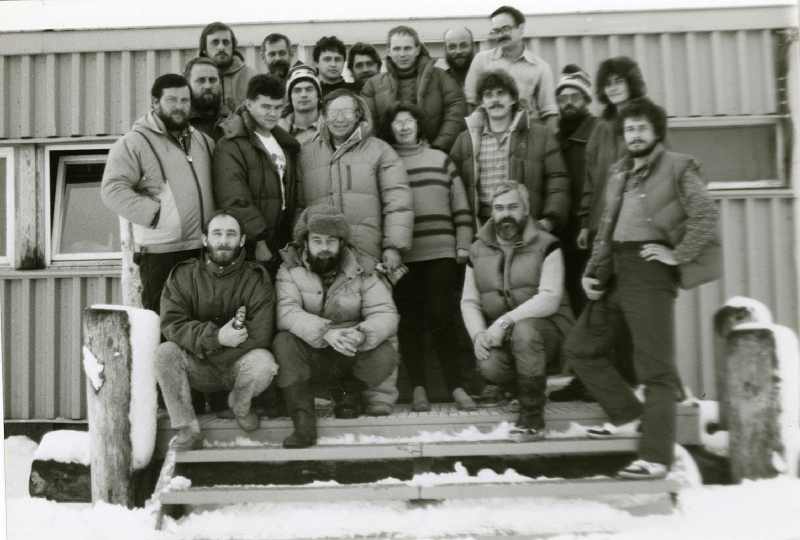 at_fot_ser25.jpg - Uczestnicy wyprawy IGeofiz oraz grup regionalnych przed Stacją Polarną Instytutu Geofizyki PAN w Hornsundzie (1999)